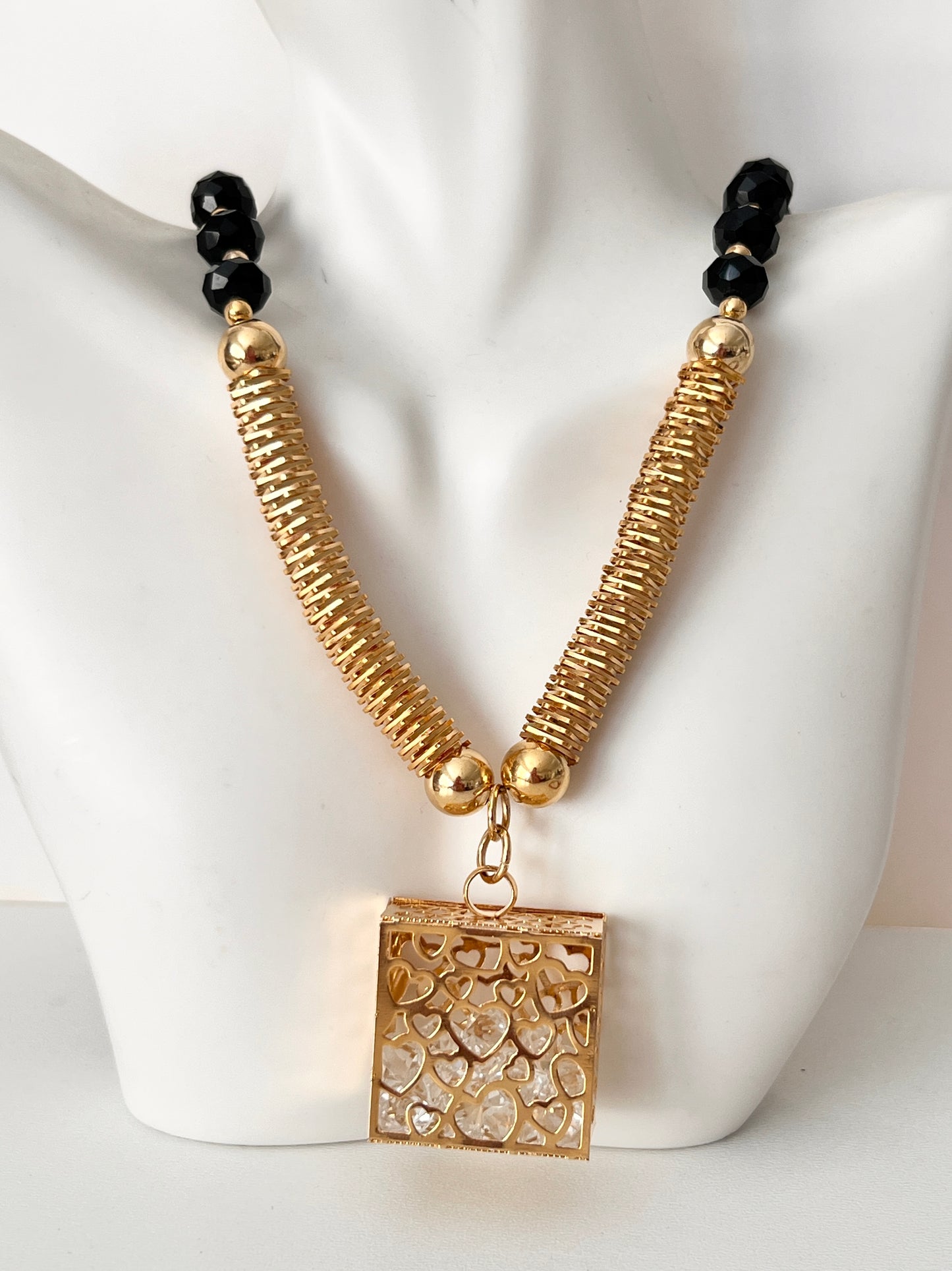 Collar Cubo 💕 Negro / Chapa de Oro 14K