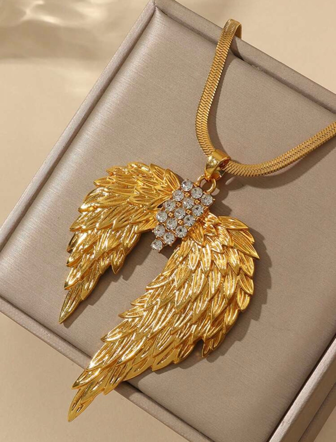 Set 4 piezas collar + dije de alas de ángel doradas + aretes + anillo / Acero Inoxidable