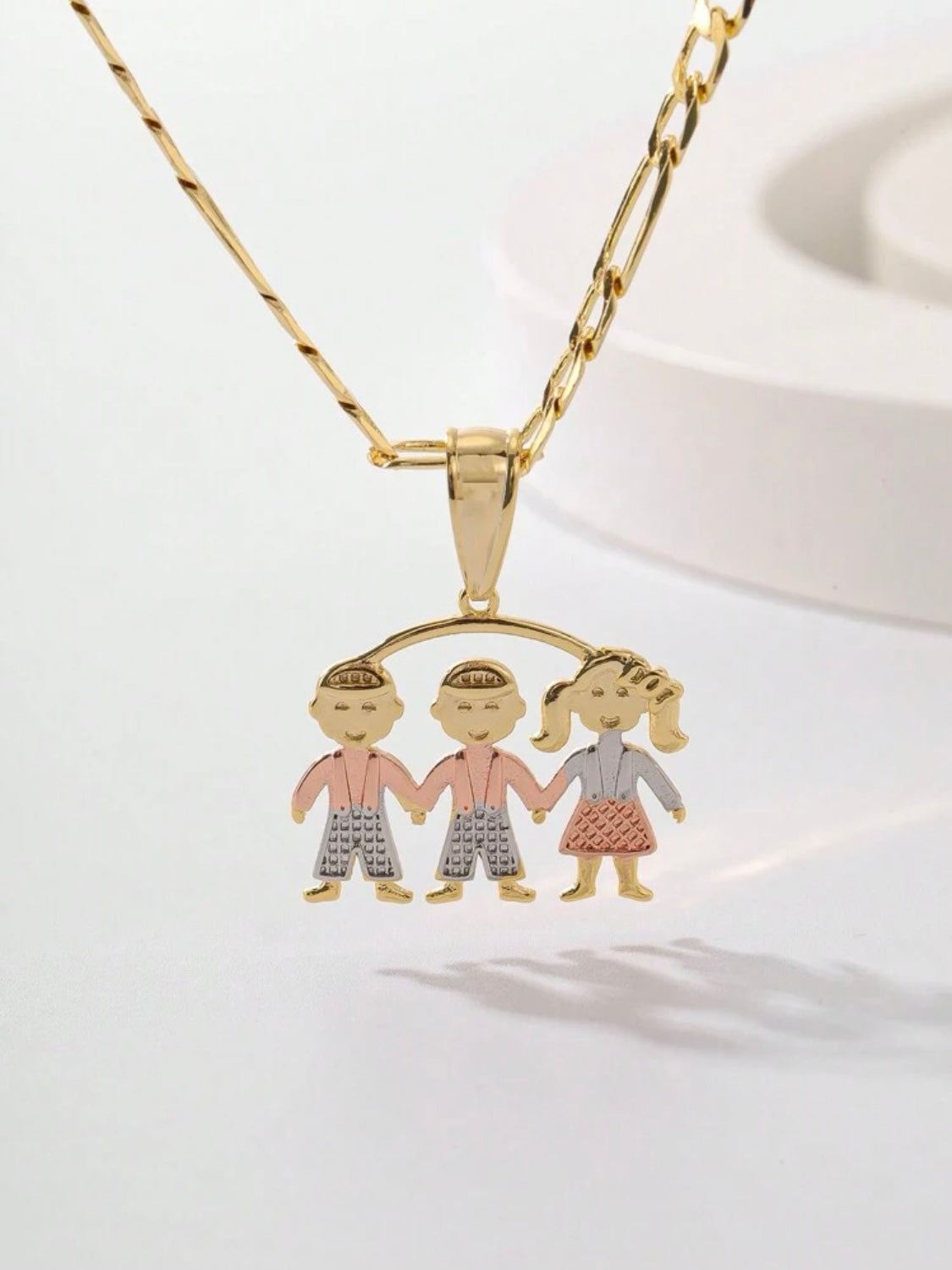 Cadena con dije de 2 niños 1 niña / Oro Laminado 18K