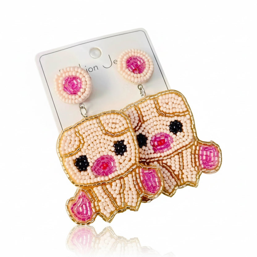 Aretes de cerdito con cuentas de chaquira hechos a mano.