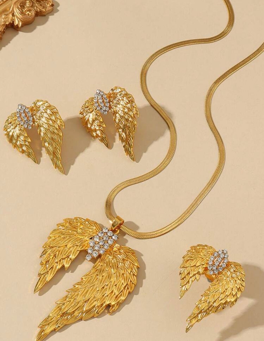 Set 4 piezas collar + dije de alas de ángel doradas + aretes + anillo / Acero Inoxidable