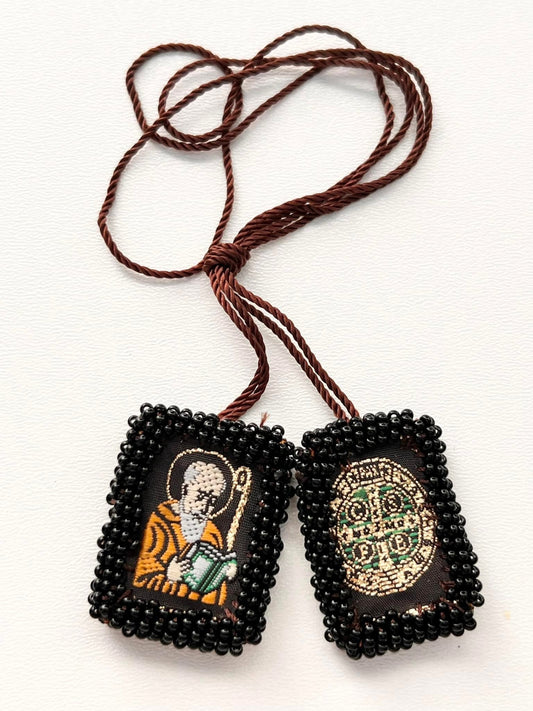 Scapular thread bracelet
